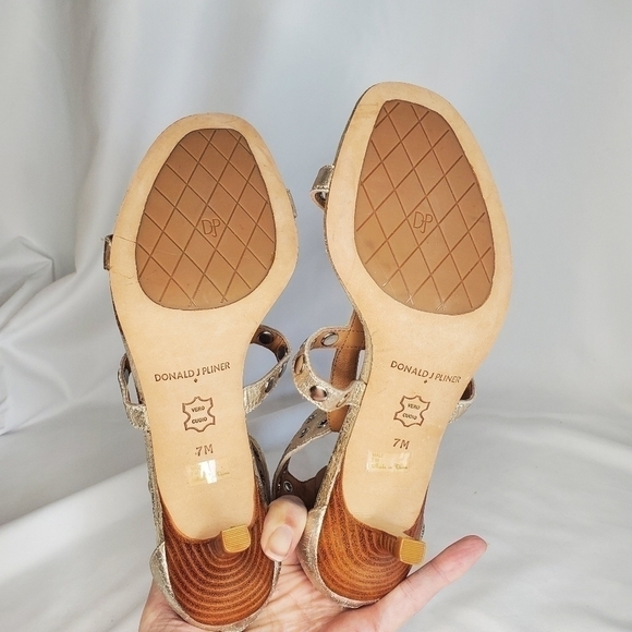Donald J Pliner NWOT Mali-V2 peep toe Metallic Brush Off Grommet Heels sz 7M - Picture 8 of 10